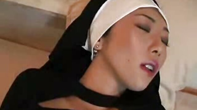 HD kvalitet :  Latino kurva sa pirsingom na bradavicama lako širi noge na kameri Hot porn 