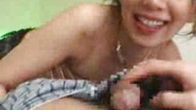 HD kvalitet :  Elegantna tinejdžerka nabijena na kauč Hot porn 