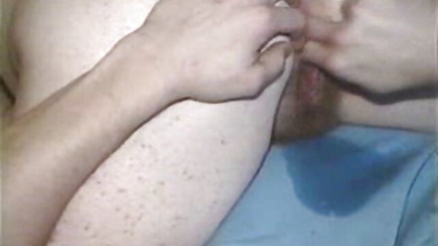HD kvalitet : Prije nego što može uzeti njegov kurac u svoje dupe, beba će morati da ga rastegne Hot porn