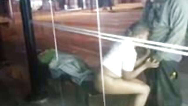 HD kvalitet :  Dve požudne devojke trebaju samo strap-on za svoju zabavu Hot porn 