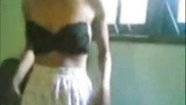 HD kvalitet :  Pohotna bludnica je u seksualnom sendviču i puni joj obje rupe Hot porn 