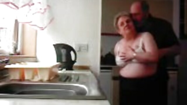 HD kvalitet :  Momak je jako uzbuđen i potrebna mu je ova diva da mu pruži seks Hot porn 