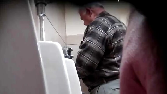 HD kvalitet :  Crnka Čehinja ljupka u leopard vrhu testira penis masera Hot porn 
