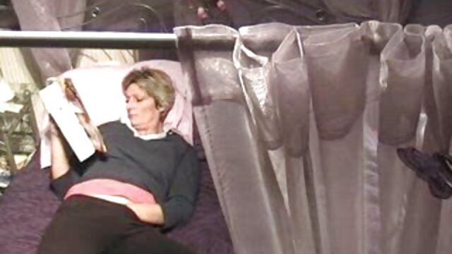 HD kvalitet :  Crvenokosa beba s podšišanom pizdom jebe se kako treba Hot porn 