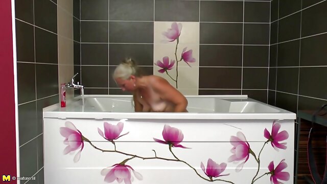 HD kvalitet :  Napaljena djevojka rafinira svoju macu dok je obješeni pastuh jebe u dupe Hot porn 