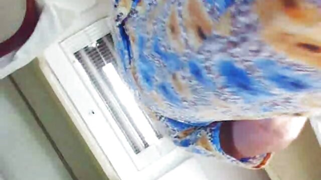 HD kvalitet :  Mlada draga je više nego spremna da se spusti na koljena i popuši mu Hot porn 